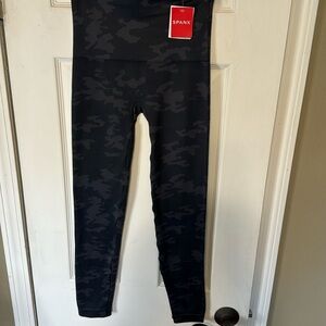 NWT SPANX Ecocare Seamless Leggings Black Camouflage Size Medium